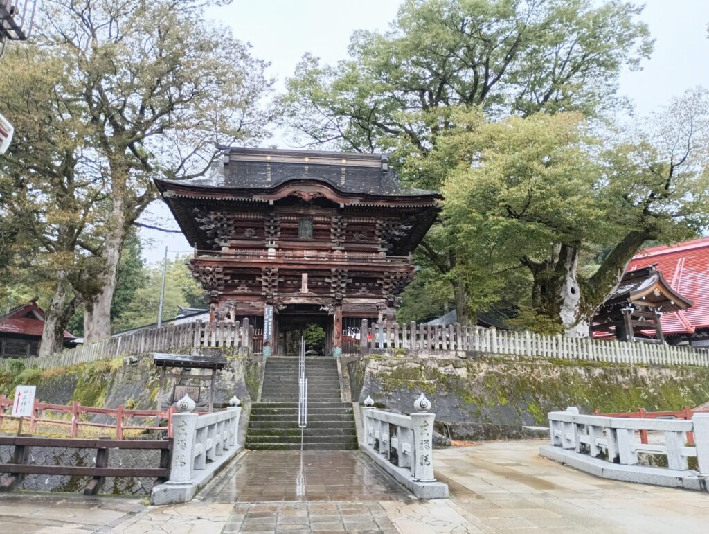 浦佐 毘沙門堂のある普光寺の山門