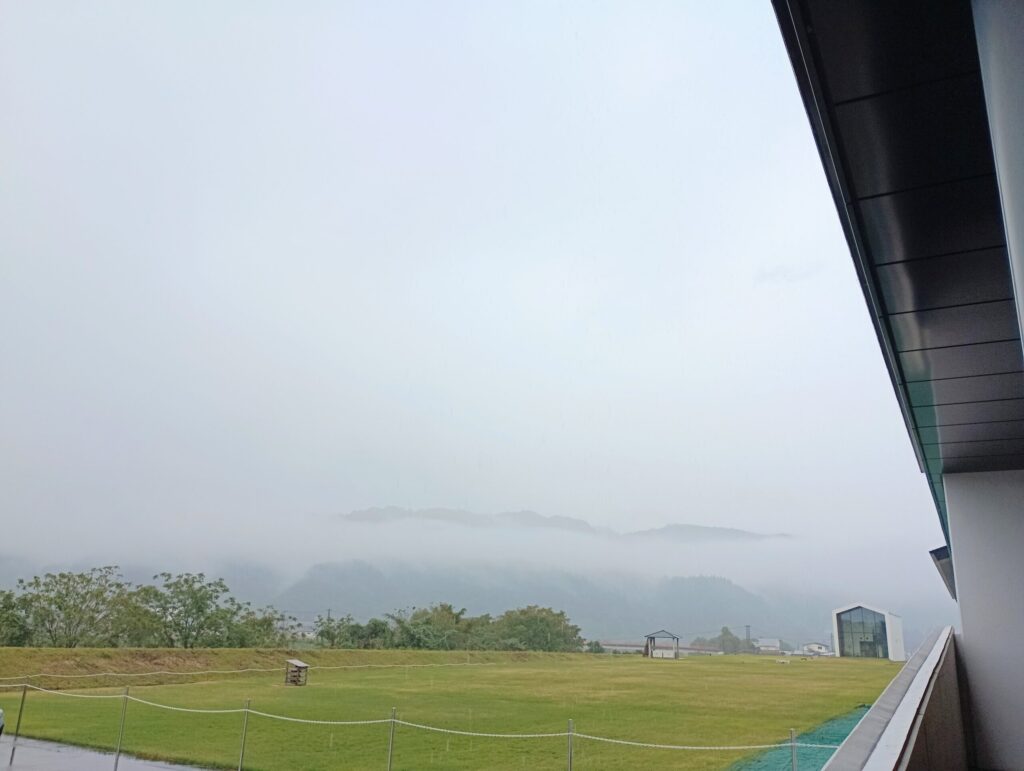 魚沼醸造前の風景。キャンプフィールド