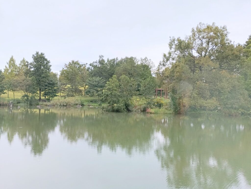 池田記念美術館前の池