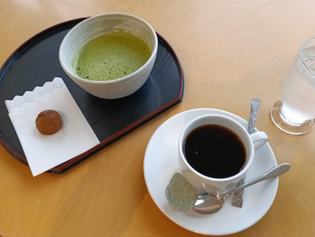 池田記念美術館にて。ラフカディオ珈琲とお抹茶
