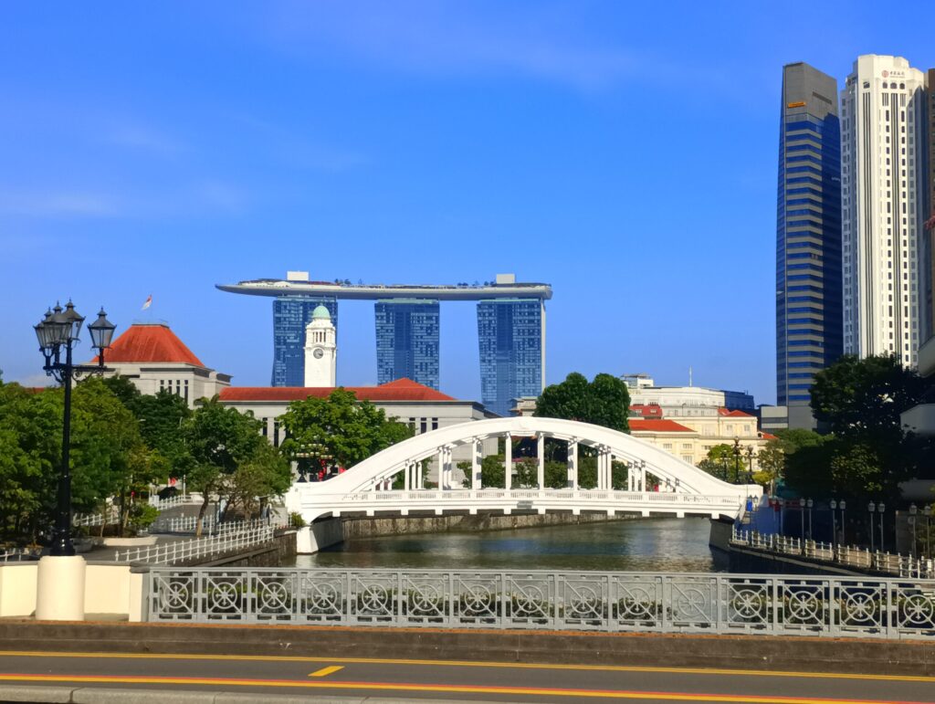 写真４．フリーシンガポールツアー　車窓から見えるマリーナベイ・サンズ