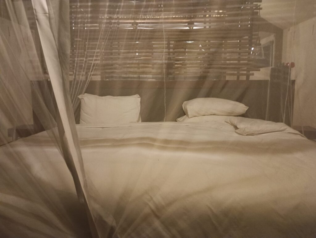 Saguni Safari Lodgeで宿泊したお部屋・夜バージョンのベッド