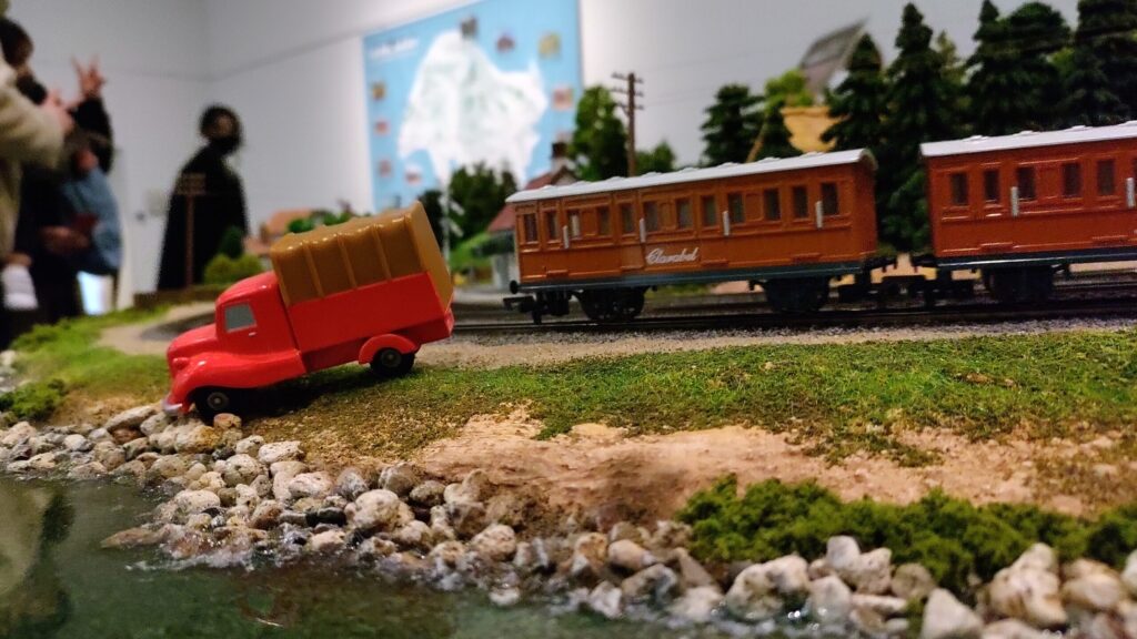 新潟市美術館　トーマス展