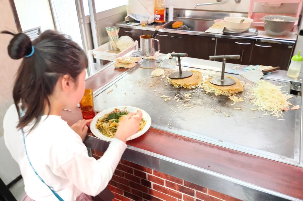 広島お好み焼き屋さん「とん子」で食事中