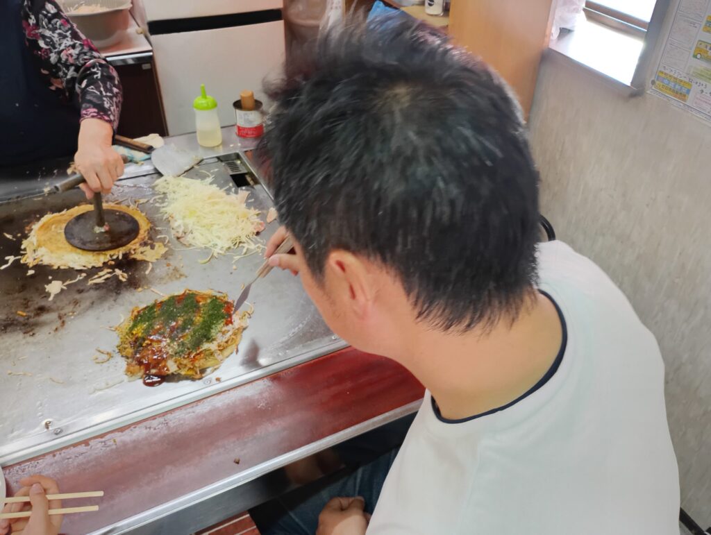 広島お好み焼き屋さん「とん子」で食事中