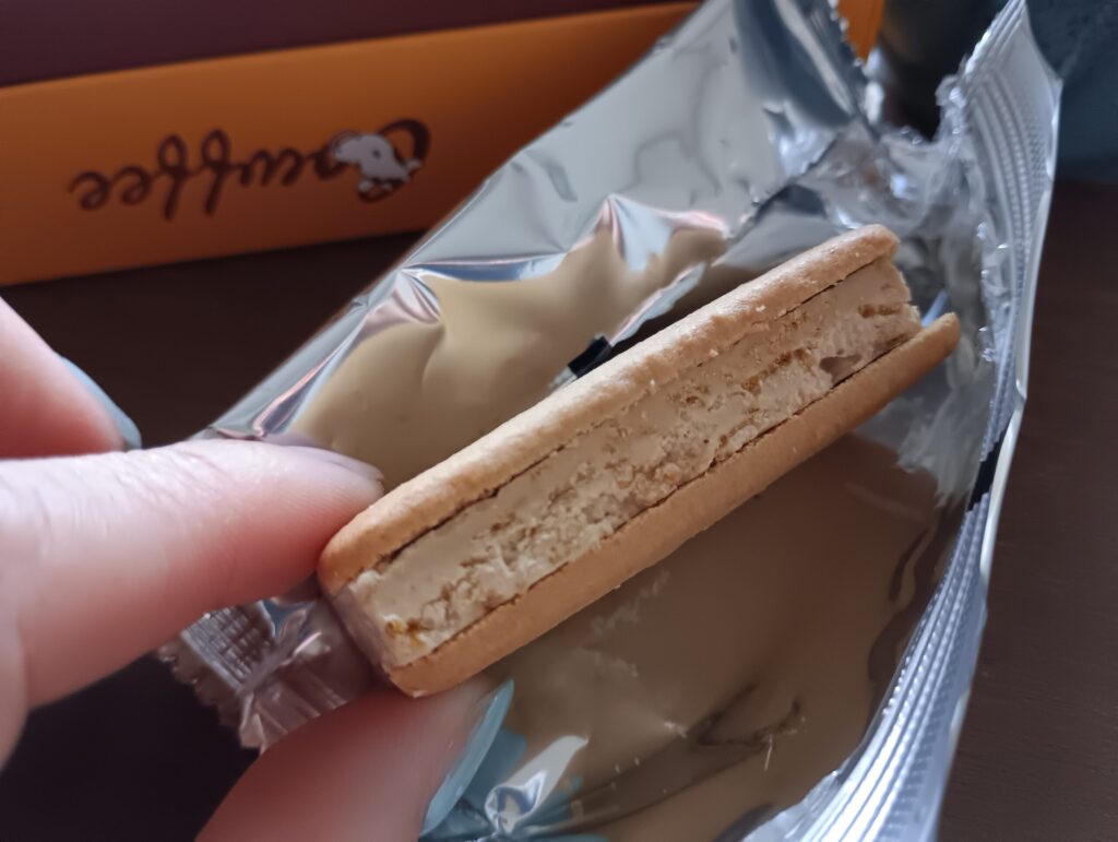 小矢部川SA　カウヒーサンドクッキー　中身