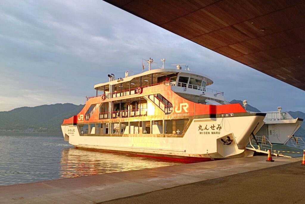 宮島と厳島を結ぶフェリー　大鳥居便「みせん丸」