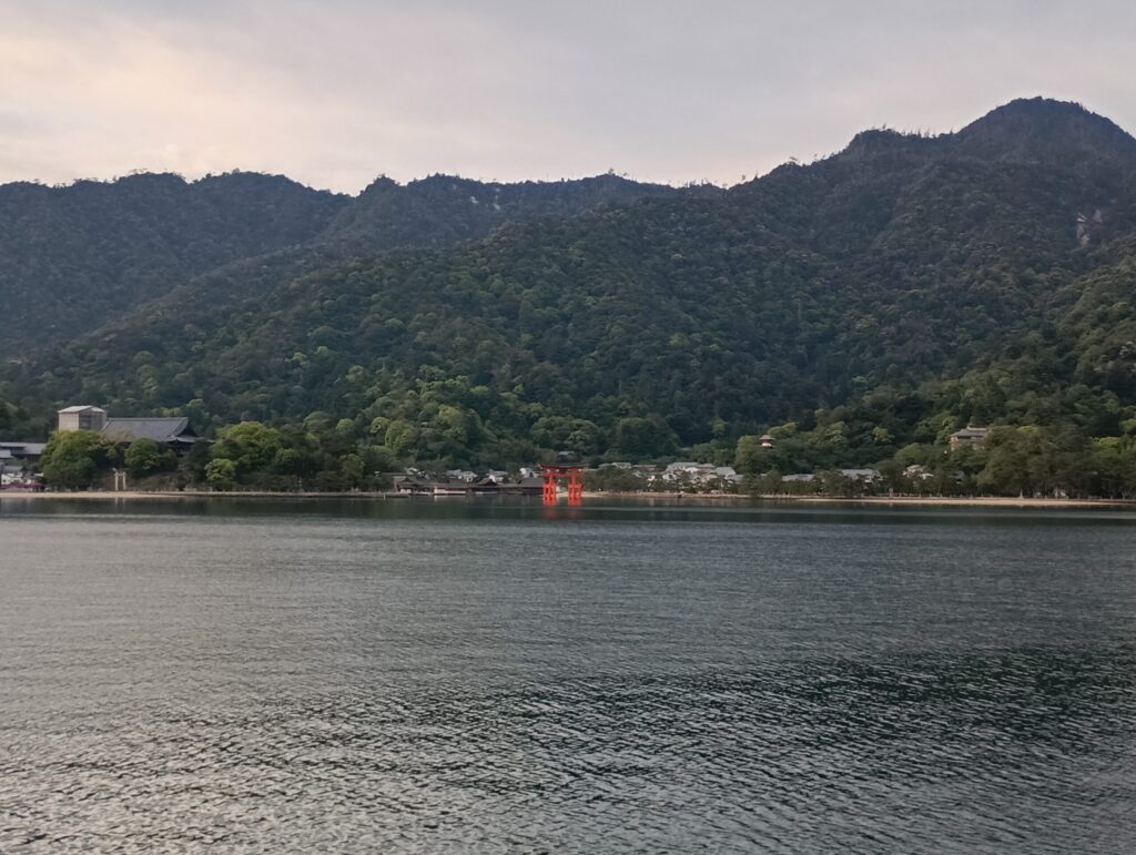 宮島フェリー みせん丸からの眺め 厳島神社の鳥居