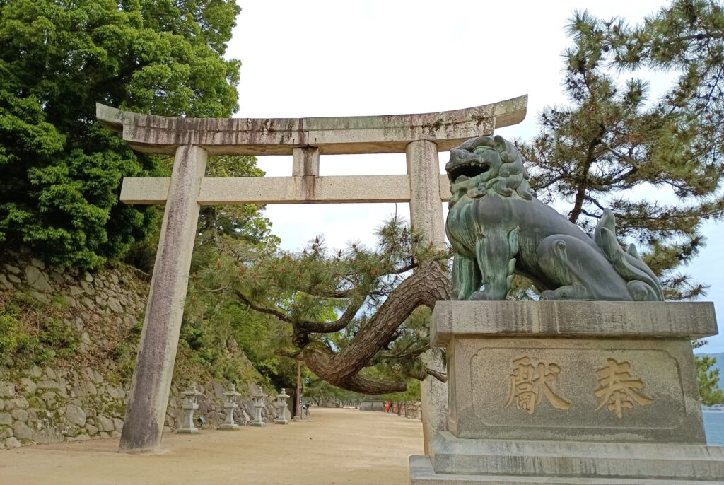 厳島神社　鳥居と狛犬