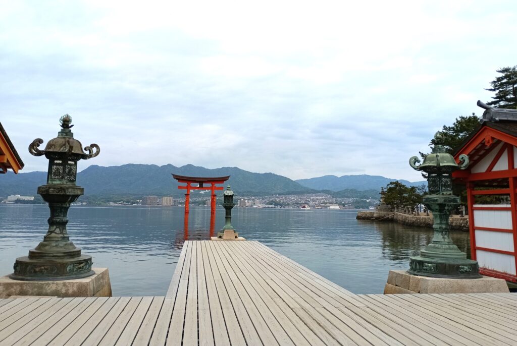 厳島神社　平舞台と大鳥居