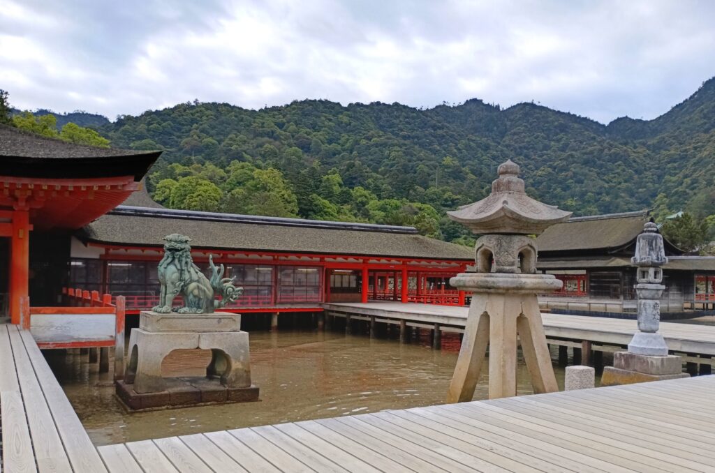 厳島神社内の狛犬