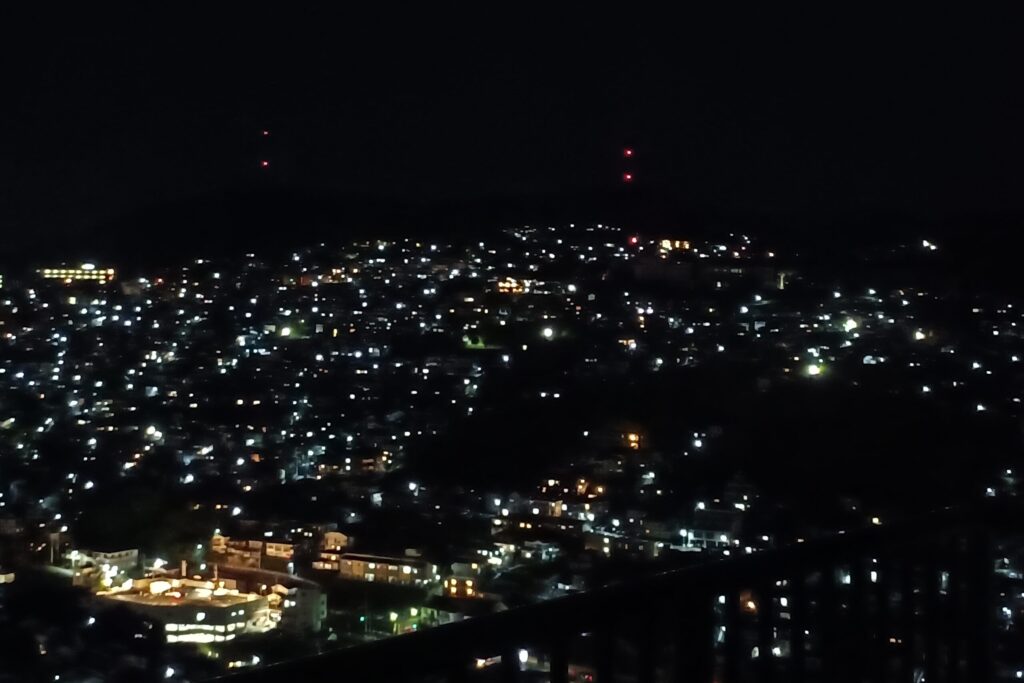 長崎のホテル「矢太樓」から見えた夜景。山の斜面に沿って灯りが重なり、港町ならではの立体感のある景色が静かに広がっている。長距離ドライブの疲れがふっと抜けるような、旅の終わりに眺めたい夜の風景。