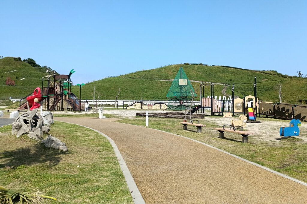 ベネックス恐竜博物館前のこども広場