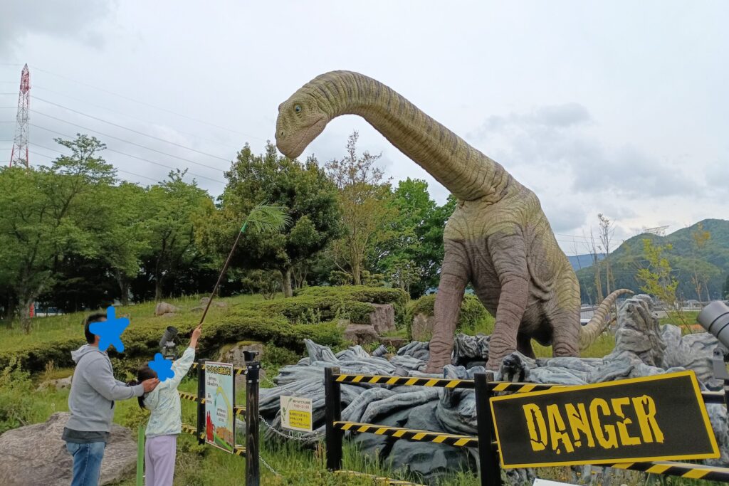 北陸道・南条サービスエリア下りにいるフクイティタンにえさやり
