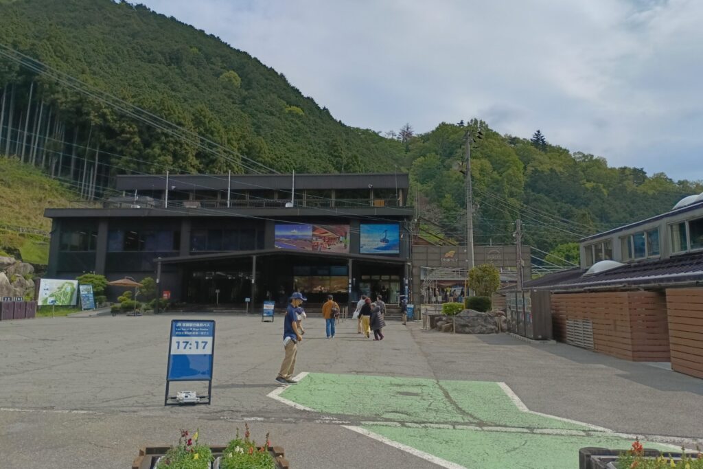 琵琶湖バレイ　ロープウェイ入り口前