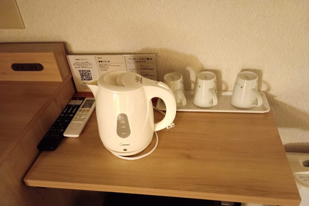 スーパーホテル大津駅前 お部屋の設備　電気ポットとグラス