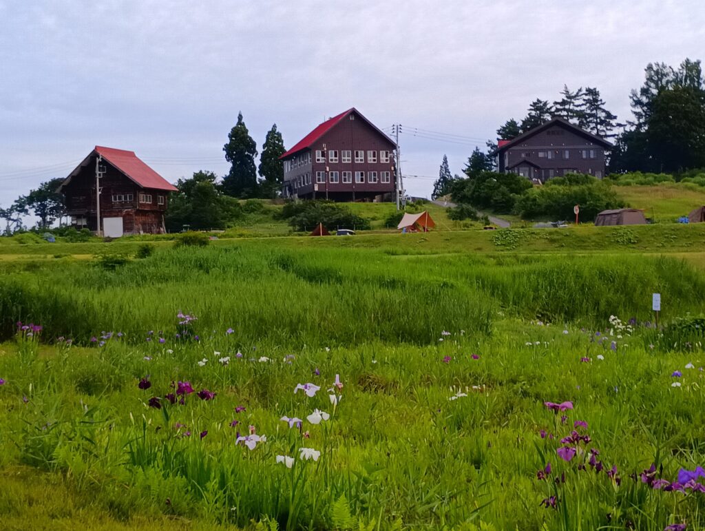 大厳寺高原の菖蒲園と丘の上のロッジ
