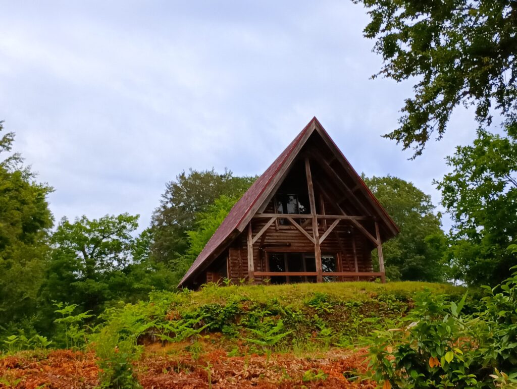 大厳寺高原キャンプ場の三角屋根のログコテージ外観