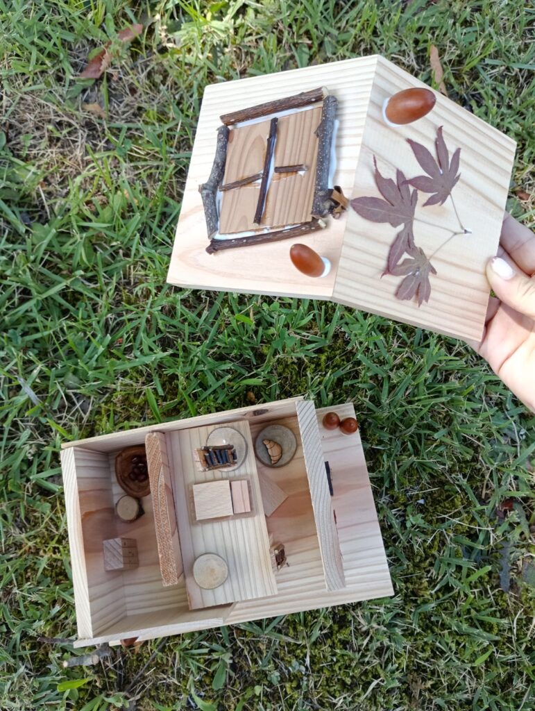 屋根の裏にもみじの葉とどんぐりを貼った木工作品