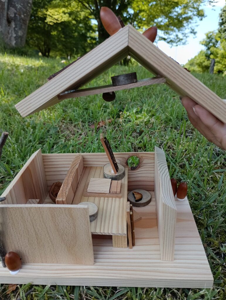 屋根を持ち上げると部屋が見える木工体験の作品