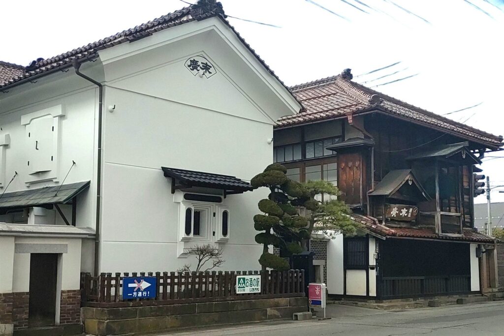 末廣酒造 嘉永蔵の白壁の蔵