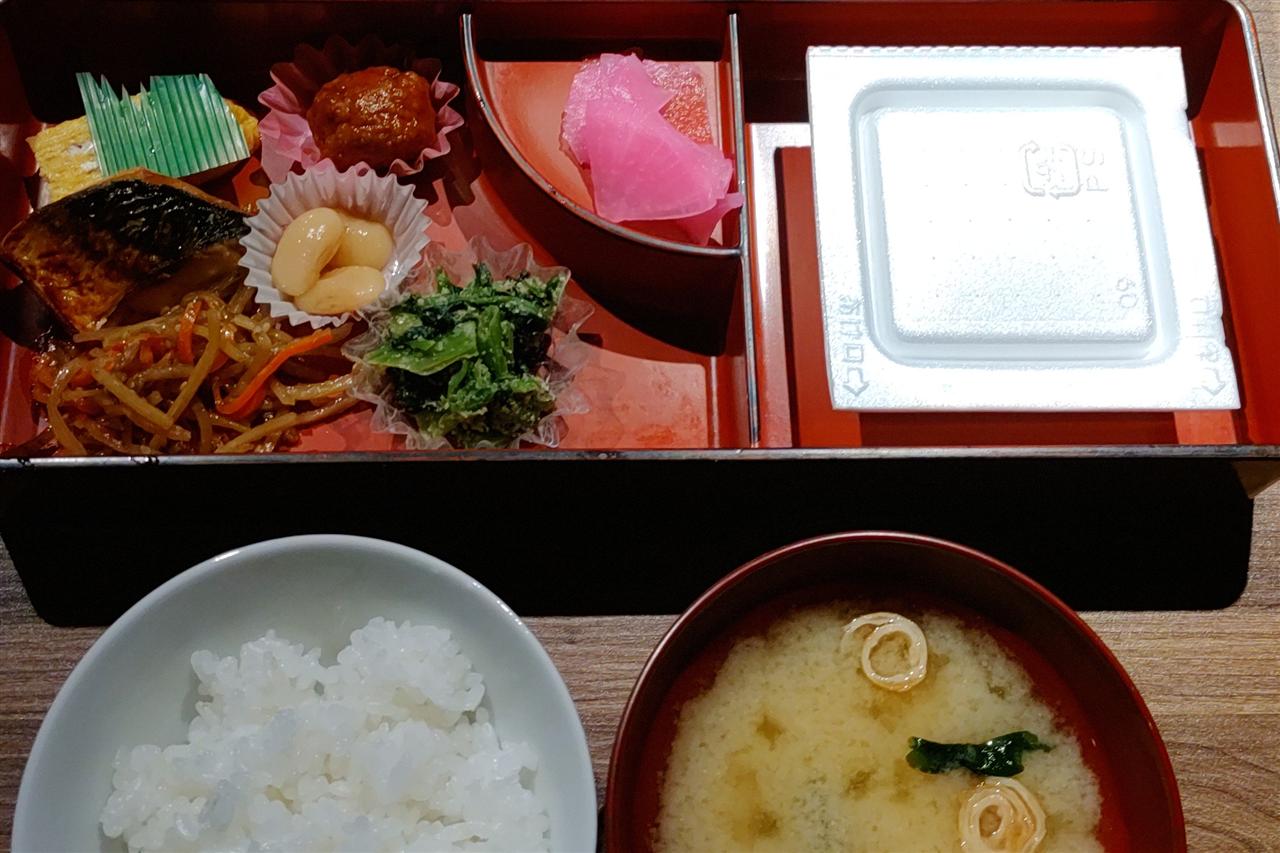 月のあかりの朝食。二段のお重にごはんとお味噌汁